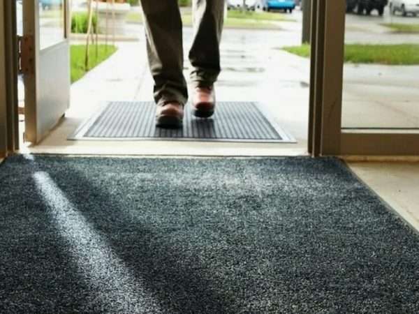 Аренда ковров грязезащитных: эффективное решение для чистоты в помещении