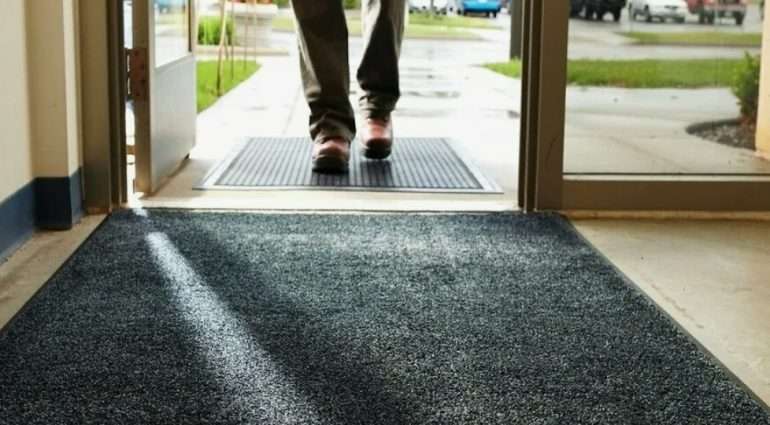 Аренда ковров грязезащитных: эффективное решение для чистоты в помещении